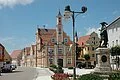 Rathaus und Tillydenkmal in Rain