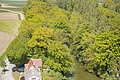 Karlsgraben mit Haus aus der Vogelperspektive im Hintergrund Blick auf Weißenburg