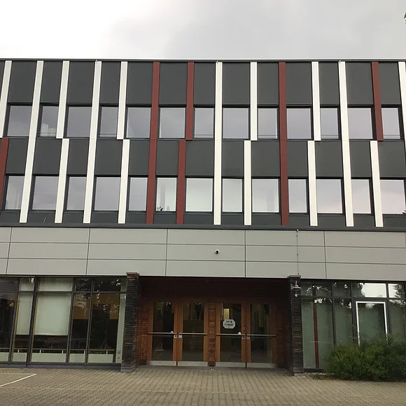 Albrecht-Ernst-Gymnasium Oettingen Seitenansicht des Albrecht-Ernst-Gymnasiums Oettingen