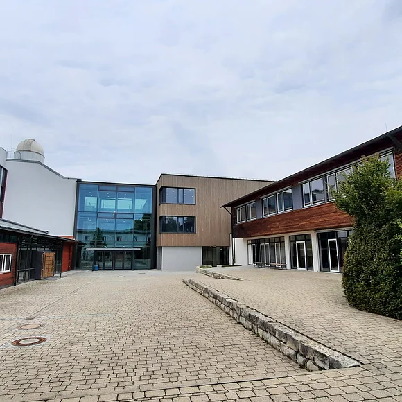 Albrecht-Ernst-Gymnasium Oettingen Innenhof des Innenhof des Albrecht-Ernst-Gymnasiums Oettingen, umgeben von verschiedenen Gebäuden.