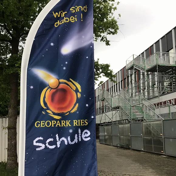Albrecht-Ernst-Gymnasium Oettingen Beachflag/Fahne "Wir sind Geopark Ries Schule" vor dem Albrecht-Ernst-Gymnasium Oettingen